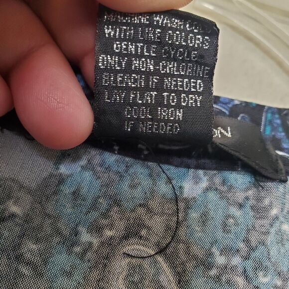 89th and Madison Top Paisley Blouse Blue V Neck Womens Size L Polyester Spandex - Picture 4 of 10